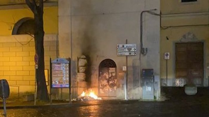 caserta rifiuti dati alle fiamme all ingresso del duomo