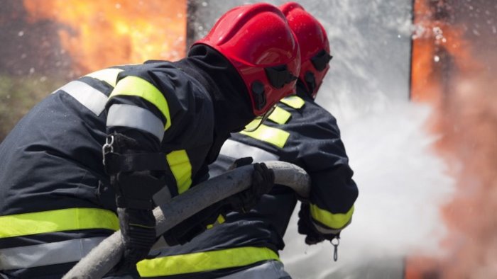 salva gli anziani che assiste e muore nell incendio di casa