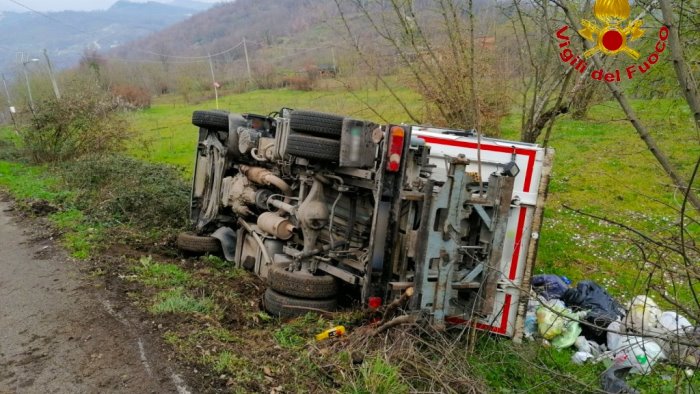 camion di rifiuti si ribalta paura per il conducente