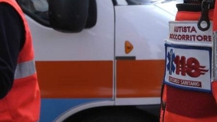 sassaiola di una baby gang contro un ambulanza nel casertano