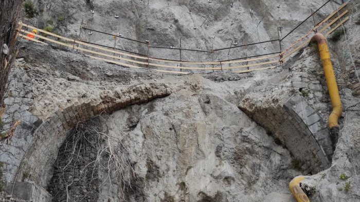 frana ad amalfi messo in sicurezza il crostone roccioso