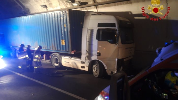 incidente a teora tir sbanda e si schianta nel tunnel autista ferito