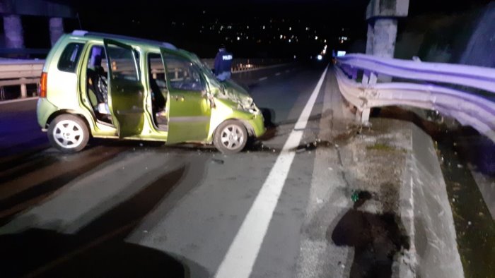 tragico incidente auto contro il guardrail muore una 59enne