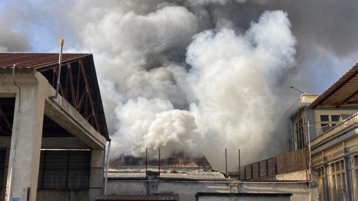 benevento deposito in fiamme paura al rione ferrovia