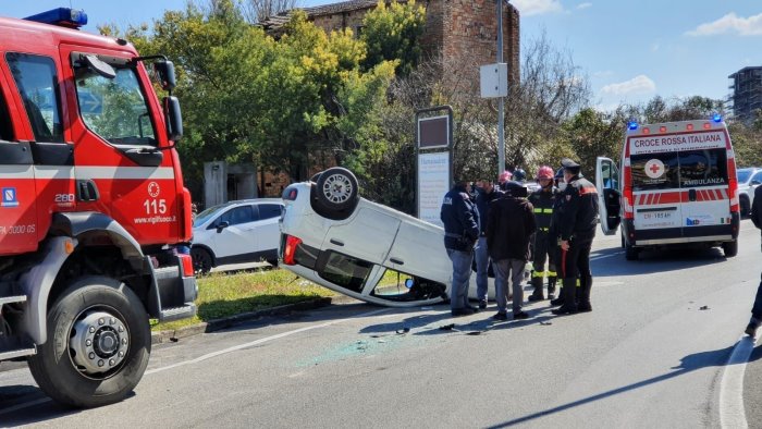 rotonda vittime terrorismo una panda si ribalta in un aiuola anziano ferito