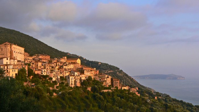 giovane molestato in strada a pisciotta sul caso indagano i carabinieri