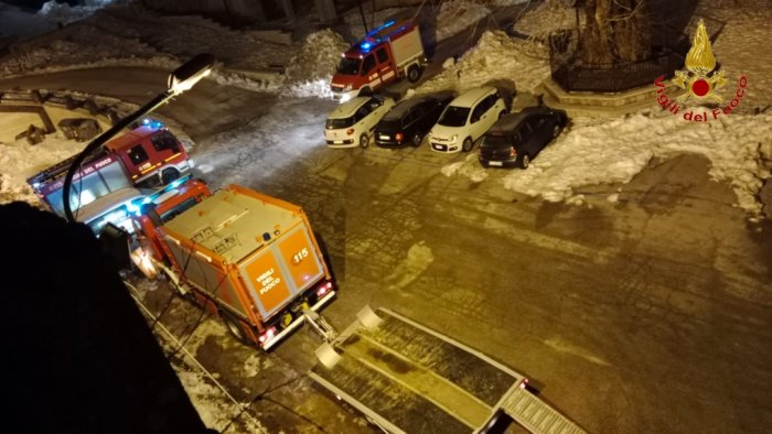 bloccati nella tormenta di neve salvataggio dei vigili del fuoco a montevergine