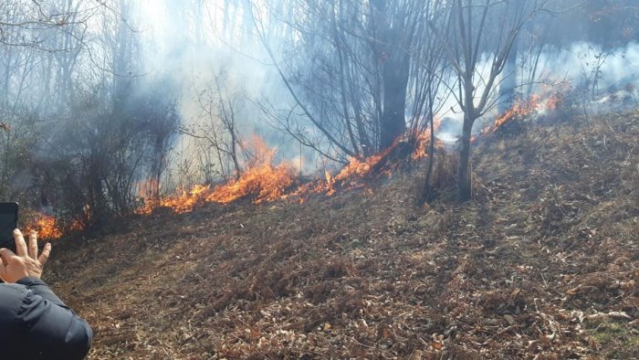 brucia ancora il cilento fiamme sulla civitella