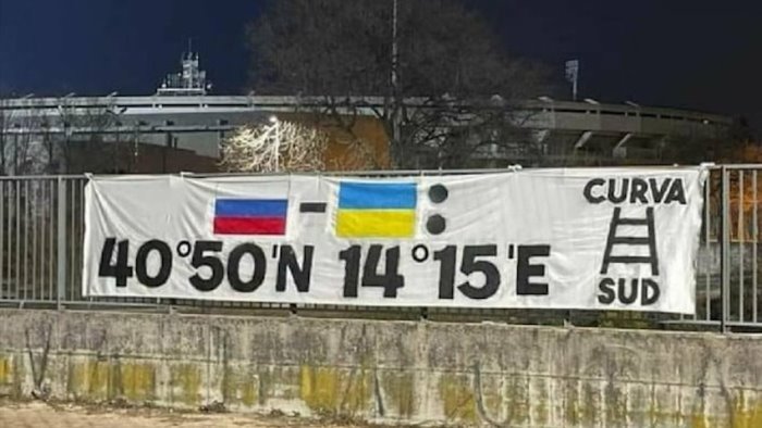 ucraina e russia bombardate napoli il solito striscione degli ultras hellas