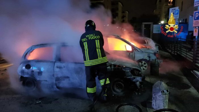 quattro auto divorate dalle fiamme nel casertano indagano i carabinieri