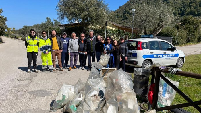 castellabate volontari in azione per ripulire il porticciolo di licosa