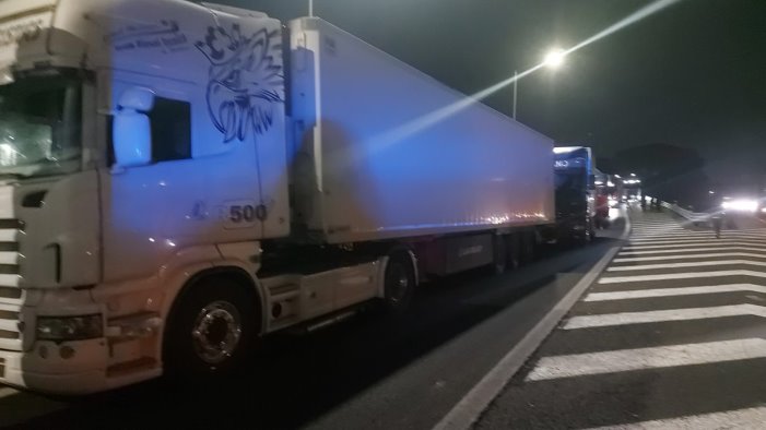 caserta sud dopo il blocco dei trasportatori riprende regolarmente circolazione