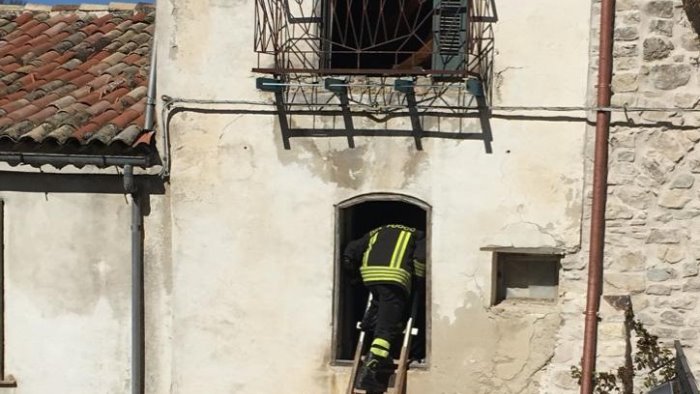 case diroccate nel centro storico di zungoli intervengono i vigili del fuoco