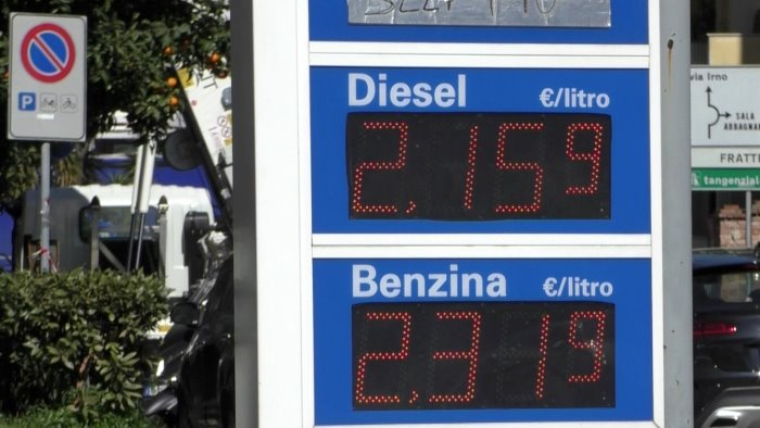 benzina alle stelle i comuni mandano i vigili dai distributori