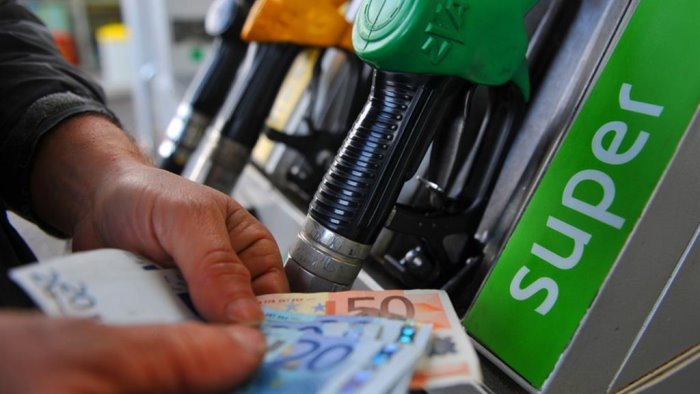 carburanti primo leggero calo dopo tre mesi