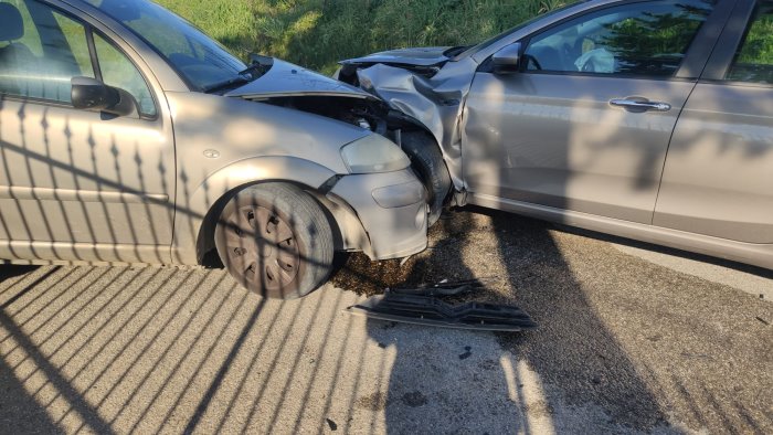 scontro frontale tra citroen c3 e fiat tipo tre persone in ospedale