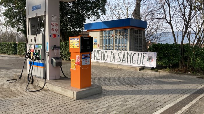 Caro benzina, striscione e finte sacche di sangue a Benevento -  Ottopagine.it Benevento