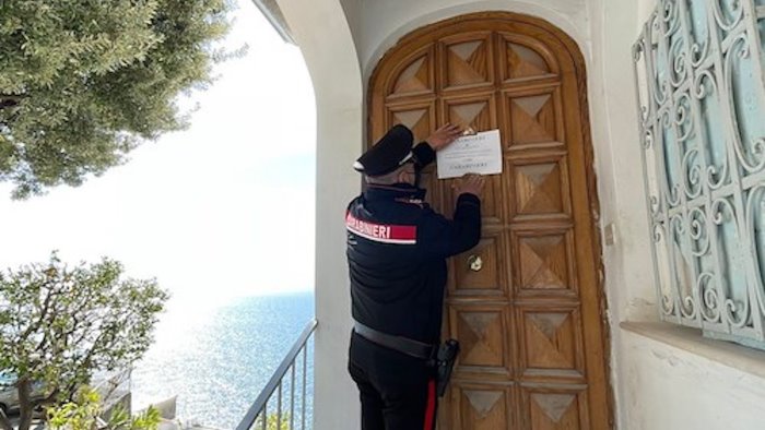 abusi edilizi in costiera amalfitana sequestrata villa da 2 milioni di euro