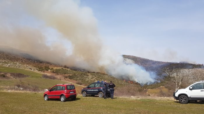 incendio a caggiano in fiamme il versante orientale di monte capo la serra