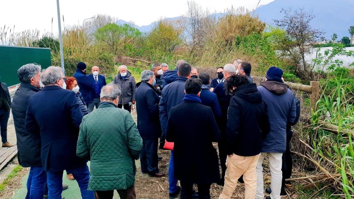 angri rio sguazzatoio al via i lavori per barriere galleggianti anti rifiuti