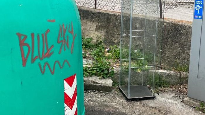 salerno torna lo scempio delle discariche nei pressi delle campane del vetro