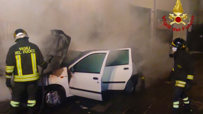 auto in fiamme davanti la chiesa di sant anna ad avellino vigili in azione