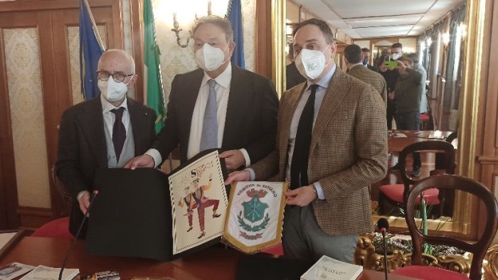 donata alla regione campania una litografia della maschera del carnevale