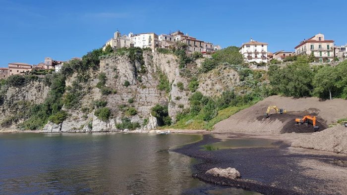 agropoli partono gli interventi per rimuovere la posidonia accumulata