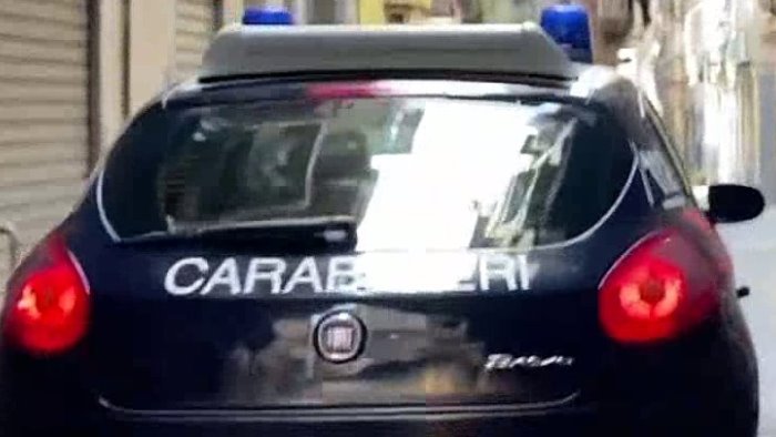 schiavo della droga picchia a sangue i genitori per avere i soldi arrestato