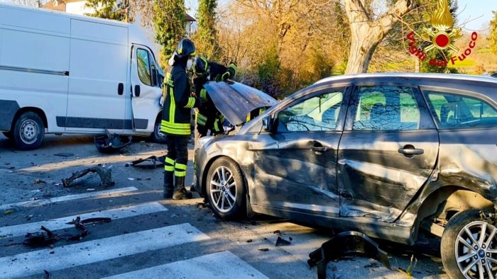 grave incidente a frigento sei persone ricoverate in ospedale