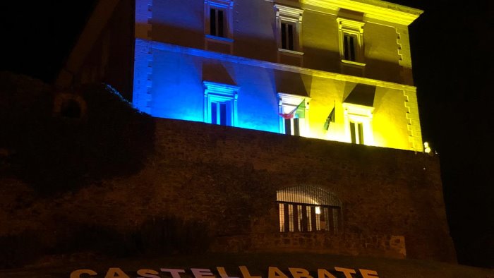 castellabate il castello dell abate si tinge di blu e giallo