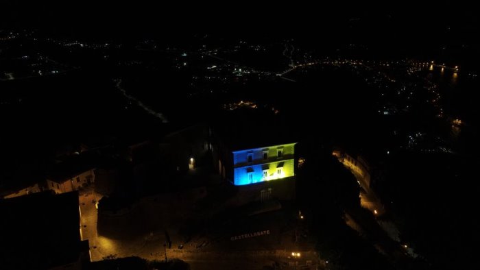 crisi ucraina il castello di castellabate si illumina di blu e giallo