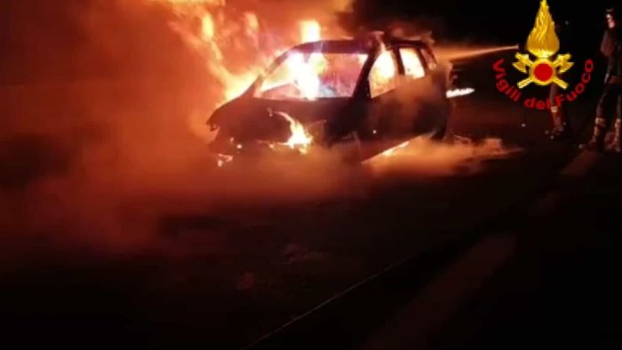 auto prende fuoco sull a16 paura per quattro persone