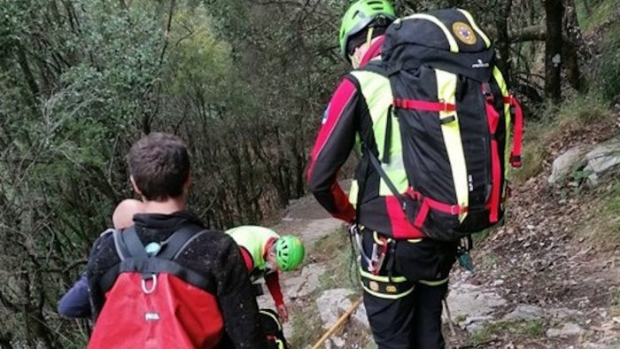 si perde lungo il sentiero degli dei soccorso alpino salva turista canadese