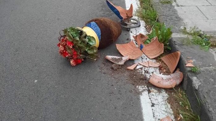 vandali in azione a vietri sul mare vasi distrutti individuati i responsabili