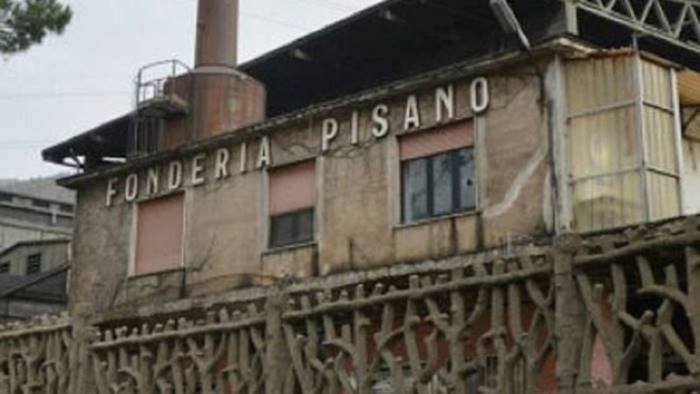 i cittadini scendono in piazza per chiedere la chiusura delle fonderie pisano