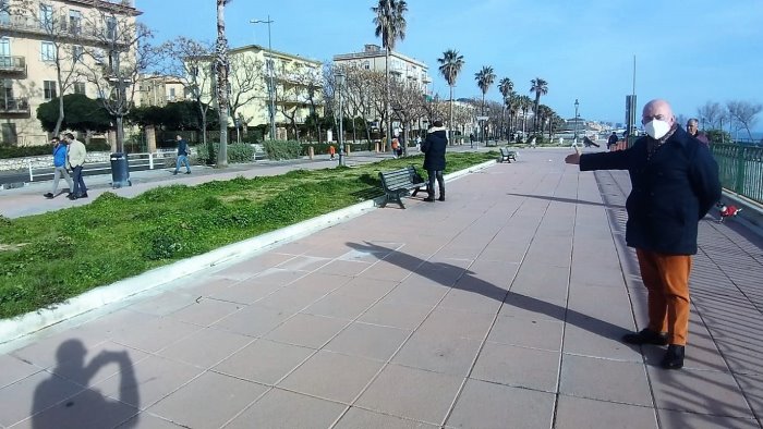 un piano panchine per il lungomare orientale di salerno la proposta di avella