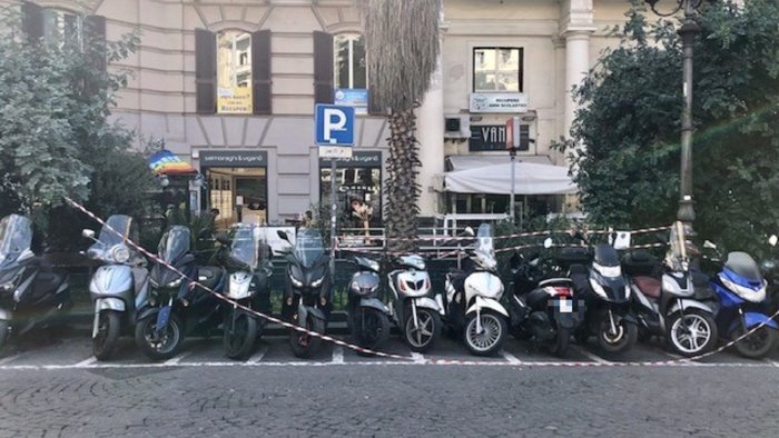 napoli piazza vanvitelli alberi non potati per i veicoli in sosta