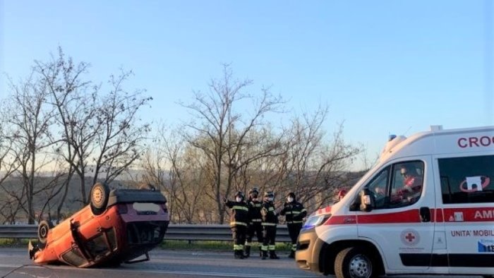 incidente stradale lungo la telesina auto si ribalta ferito un anziano