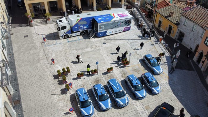 truck multimediale la campagna itinerante della polizia ecco ariano