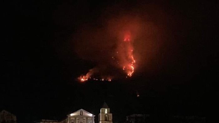 brucia il monte saro il sindaco canfora la nostra terra non merita questo