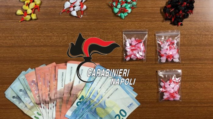 nasconde la droga nella cappella votiva arrestano pusher