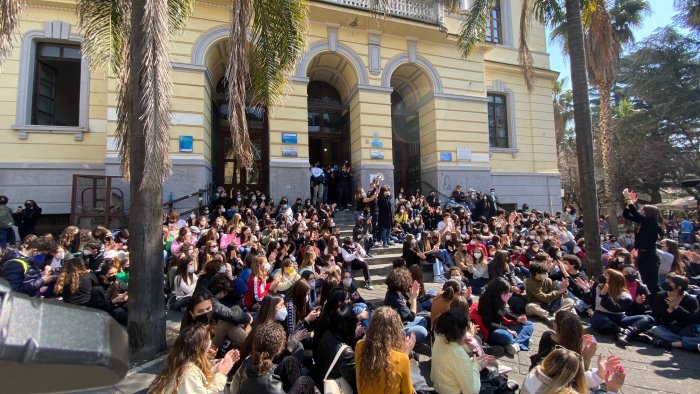 punita perche a scuola non indossa la mascherina sit in di protesta al tasso