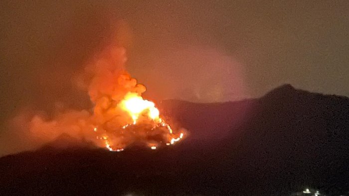 fiamme a san giovanni a piro e laurito in azione ieri sera i vigili del fuoco