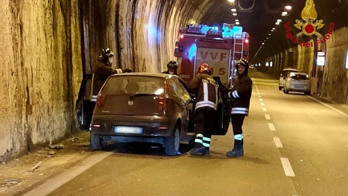 auto sbanda e finisce contro le pareti del tunnel ferito un ragazzo