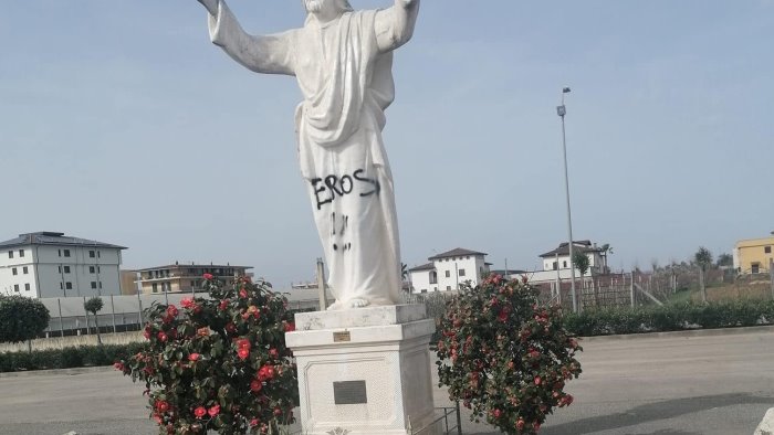 scritte oscene sulla statua di gesu vigliacchi