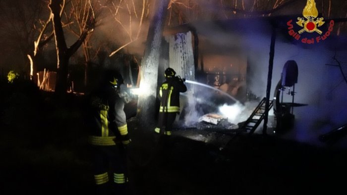 in fiamme deposito di macchine agricole paura a montoro