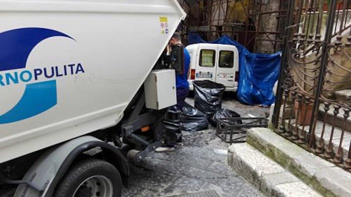 salerno indifferenziato conferito dalle 21 fino alla mezzanotte