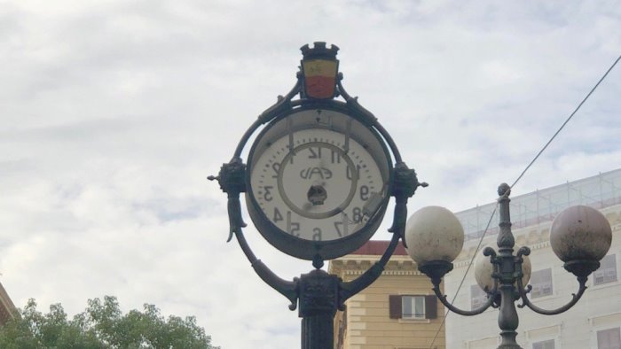 napoli niente ora legale per l orologio rotto di piazza vanvitelli