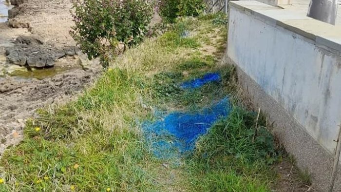 vernice blu sulla scogliera polemiche a castellabate